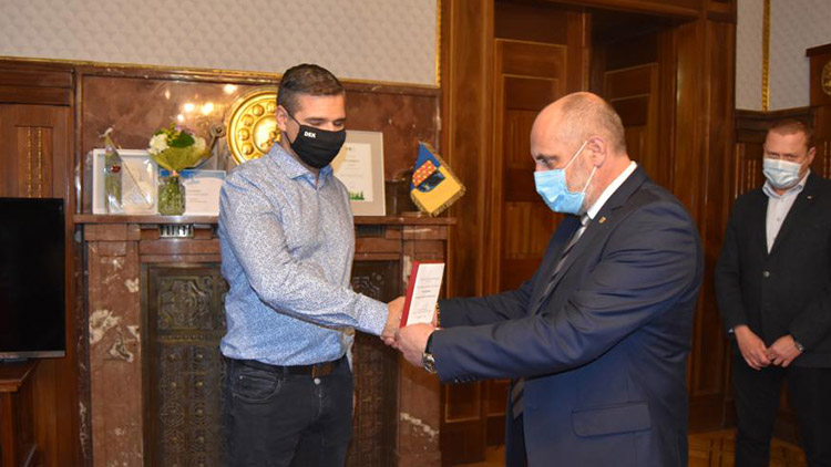 František Jura ocenil Petra Maráka  za záchranu života malého chlapce