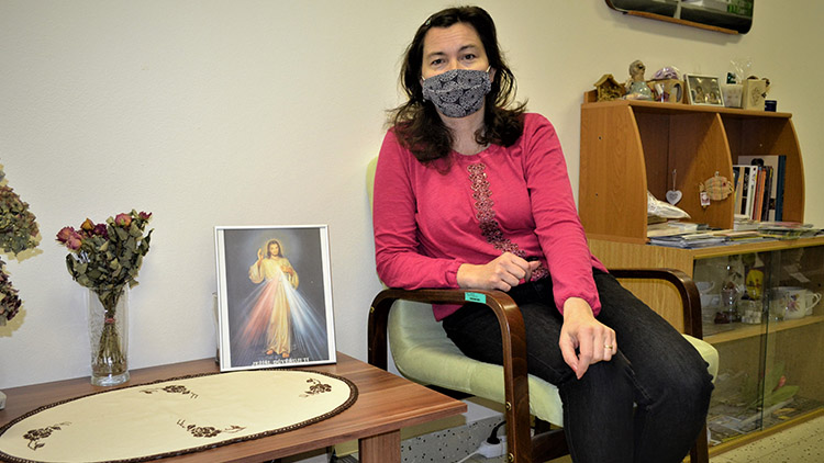 Nemocniční kaplanka pokračuje v poskytování duchovní péče