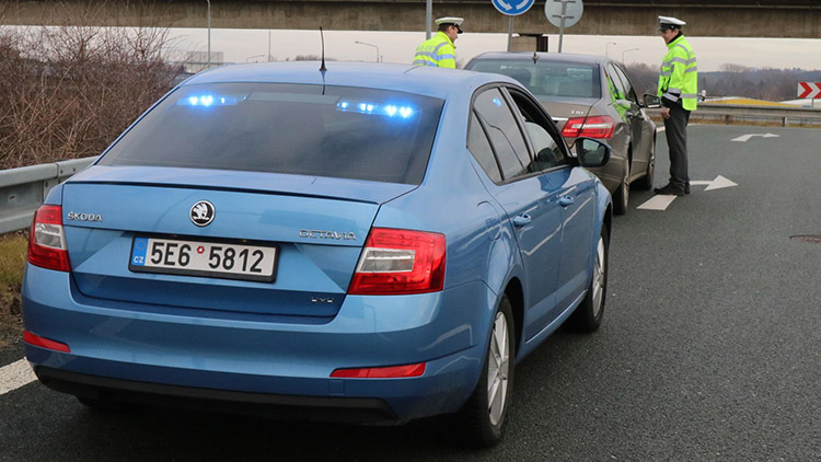 Šla na červenou a ukázala vulgární gesto POLICISTŮM