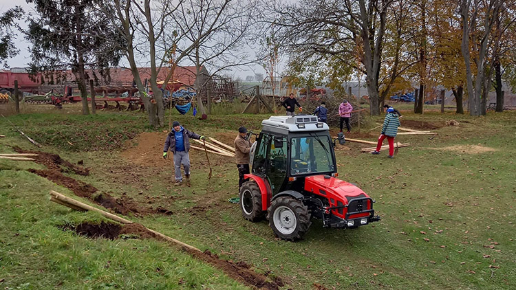 Vesnice se zazelenala. Pavlovice sázely ve velkém