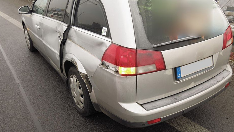 Bočně narazil do vojenské tatrovky