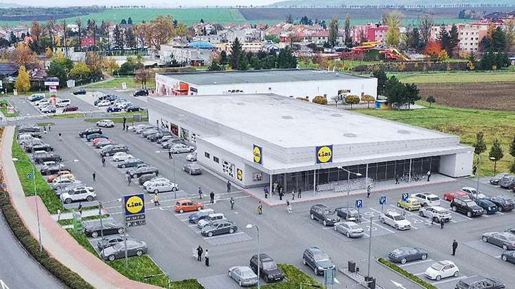 Lidl otevírá v pondělí a podpořil ZŠ J. Železného