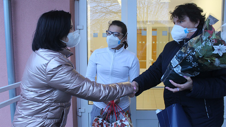 Na seniory nezapomněli. Lidé jim napekli i nakoupili dárky