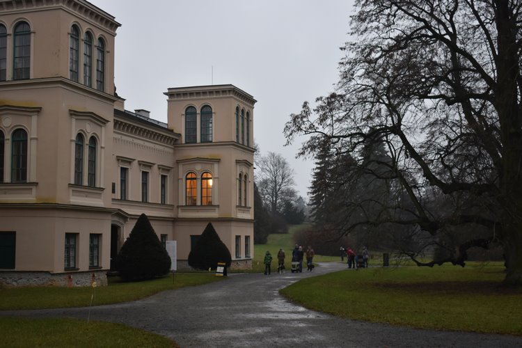 Zámek pod Kosířem lákal k předvánoční procházce