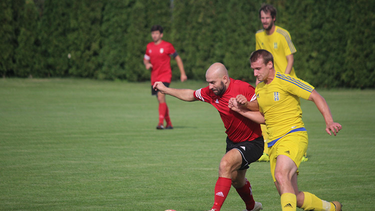 Fotbalová hračička Tomáš Dadák si pochvaluje klenovickou partu