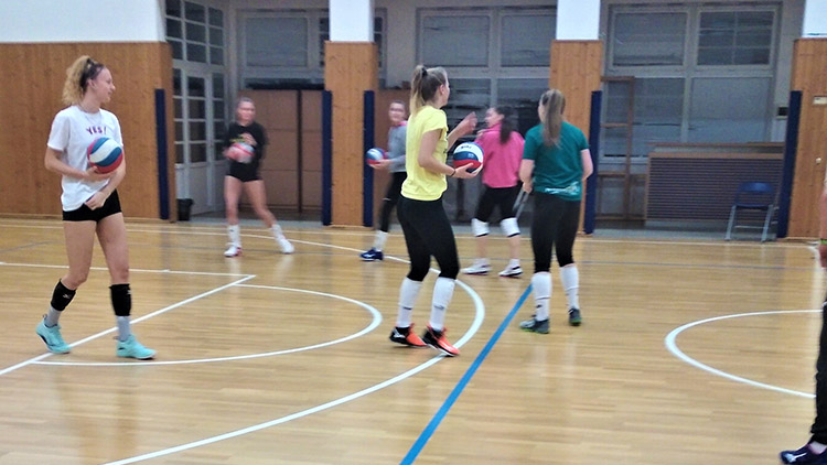 Mládežnice VK trénují v letní hale