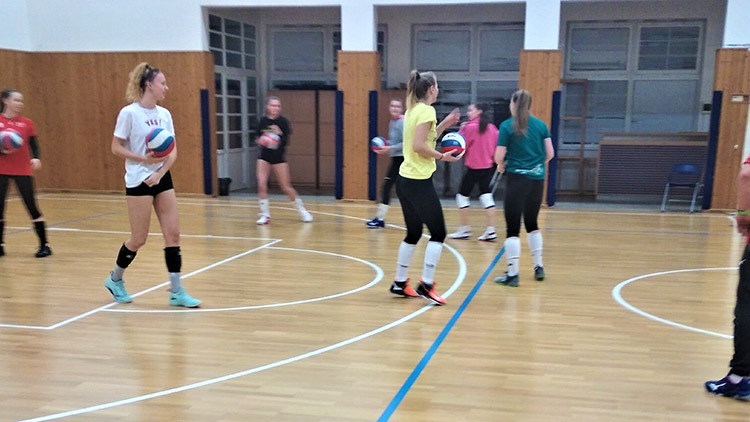 Mládežnice VK trénují v letní hale