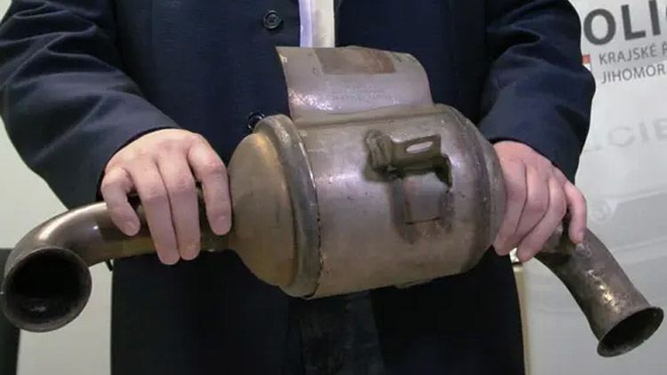 Lumpové ze Zlínska kradli katalyzátory z aut