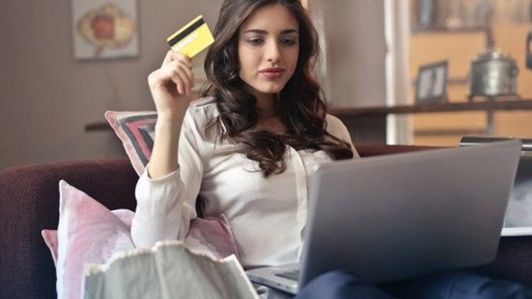 Nákupy dárků on-line jsou v kurzu  Je ale třeba dát si pozor