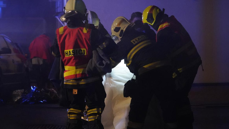 Dopravní nehoda s následným požárem rodinného domku a poškození několika vozidel