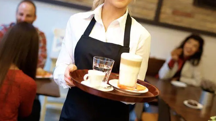 Obsluhovala „přesčas“