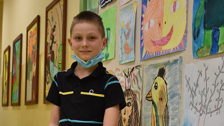 Devítiletý Šimon Šmíd pravidelně navštěvuje  domov pro seniory, a dokáže si tam užít zábavu 