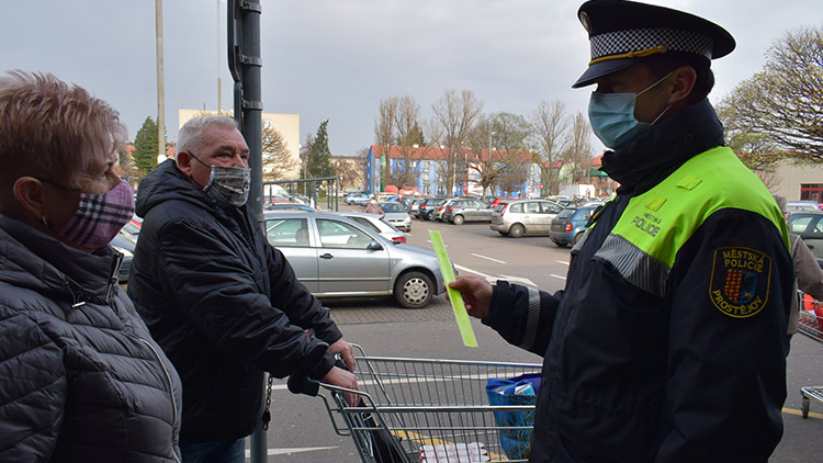 „Kde máte šrajtofli,“ ptali se strážníci  lidí před prostějovskými supermarkety