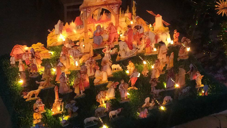 Konicí vede stezka plná betlémů. A líbí se