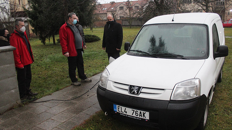 Vzhůru na cesty! Charita získala nový elektromobil