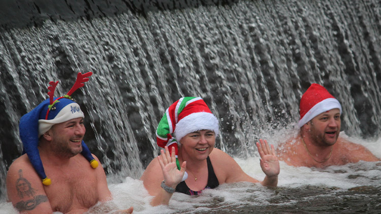 Vánoční plavce neodradily ani déšť či silný vítr