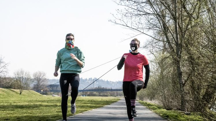 Mělký hrob už se prohlubuje