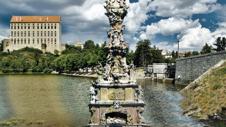 Pod plumlovským zámkem  vyrostl covidový sloup