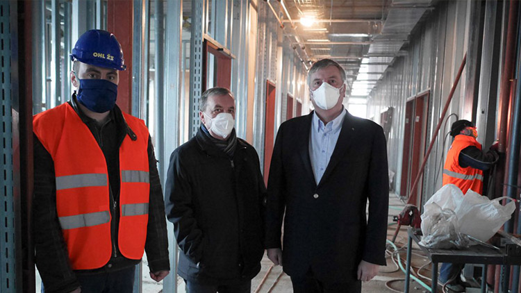 Stavba nové interny ve Šternberku zdárně pokračuje