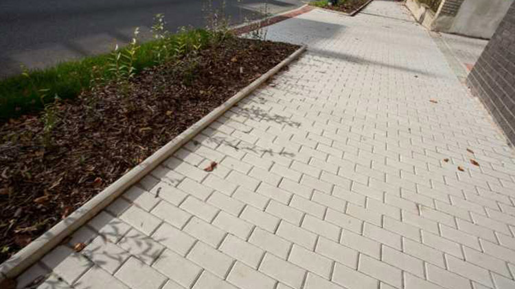 Pod stromeček dostali chodníky