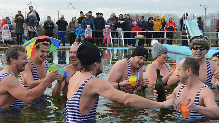 Manželky poslaly mažorety do karantény  Zbylí tři otužilci proběhli v plavkách obcí