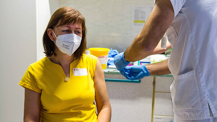 Začalo očkování v domovech seniorů v kraji