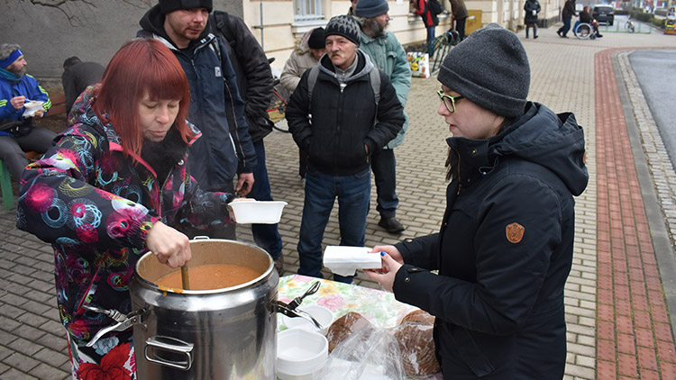 Bezdomovci o teplé polévky zřejmě přijdou