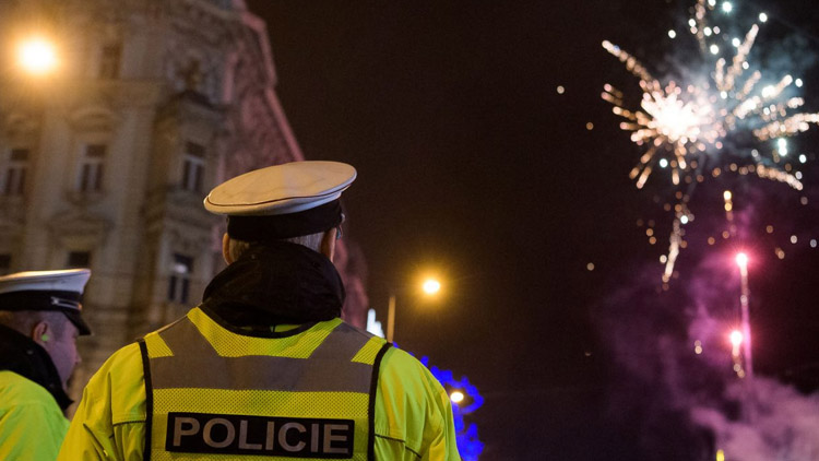 Policisté v kraji řešili během Silvestra  fyzická napadení,  opilou mladistvou  i vyděšené psy