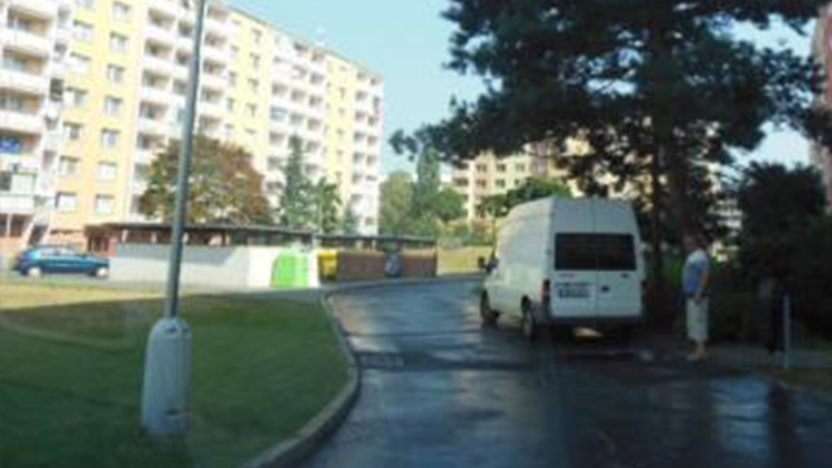 V ulici V. Špály míst k parkování ubylo