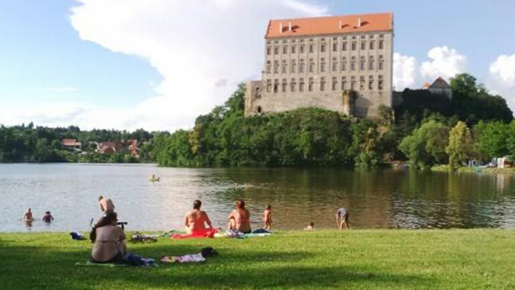 Chystají dětské hřiště v kempu