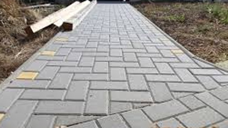 Pod stromeček dostali chodníky