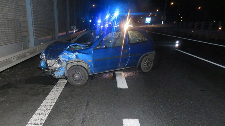 Nepozornou řidičku  VYPROSTILI HASIČI