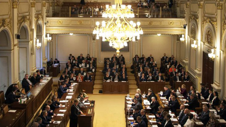 22 hodin nestačilo, vláda zatím na důvěru čeká