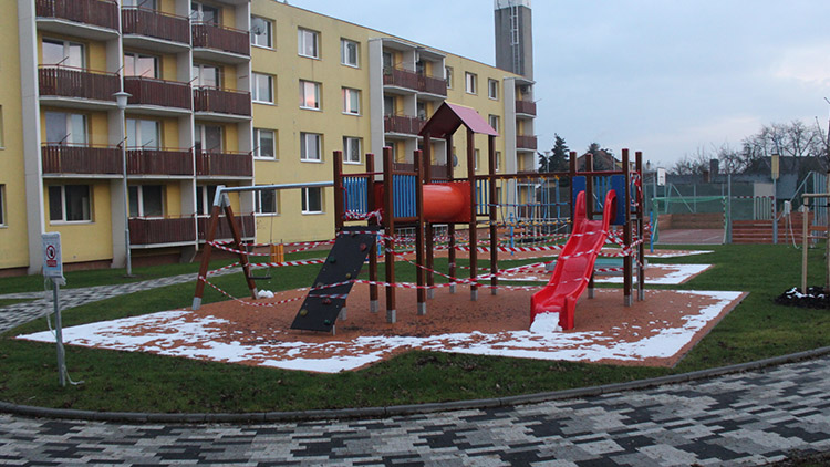 Obce hlásí propad příjmů. V Kostelci zastavili opravy sídliště  