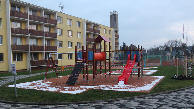 Obce hlásí propad příjmů. V Kostelci zastavili opravy sídliště  