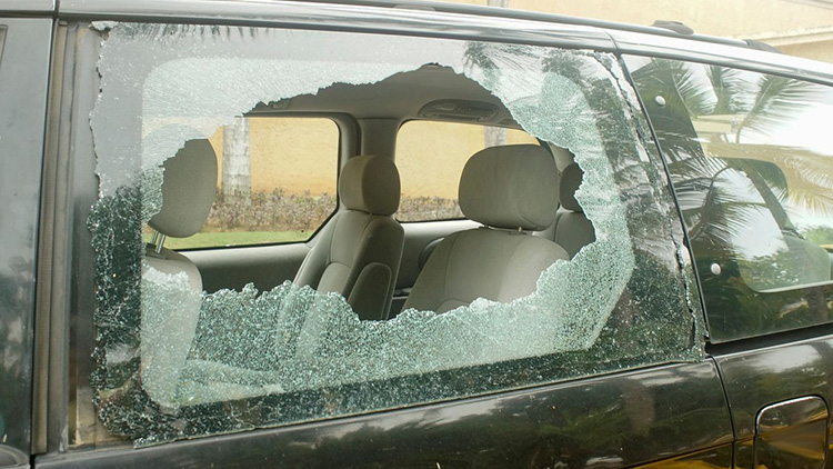 Na Brněnské opět třískalo sklo