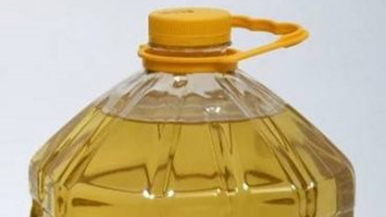 Rostlinné oleje můžete vylít do plastových nádob