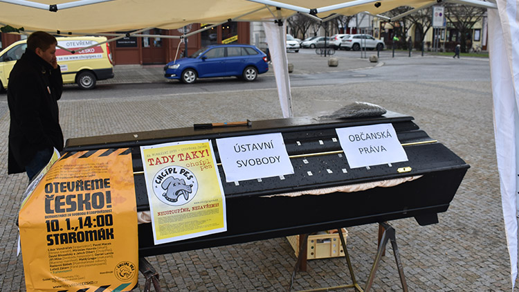 Kolemjdoucí na náměstí děsila  ČERNÁ RAKEV