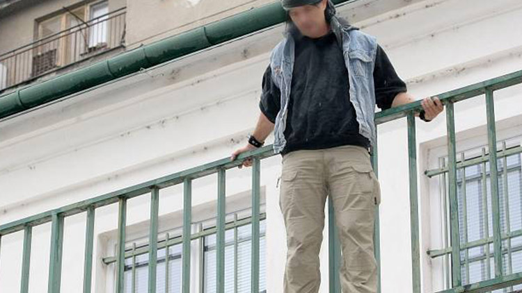 Sebevrah chtěl do blázince!