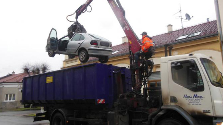 Z Rostislavovy ulice odtáhli vrak!