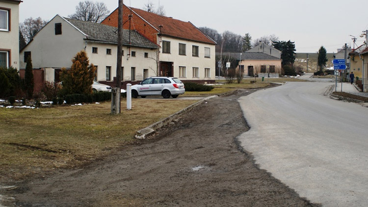 Chystají chodník i parkoviště 