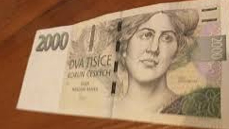 Z bytu vzal bankovku