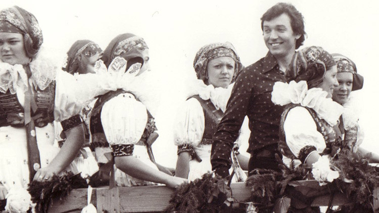 Vzpomínáte? Takhle to  Karel Gott roztáčel  s krásnými Hanačkami 