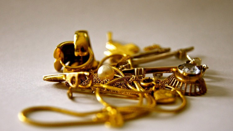 Zloděj si z rodinného domu  odnesl zlato i hotové peníze