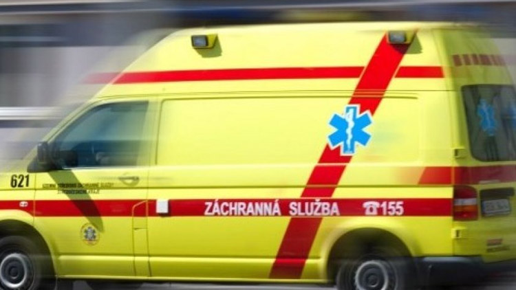 Řidič srazil ženu, nedal jí přednost