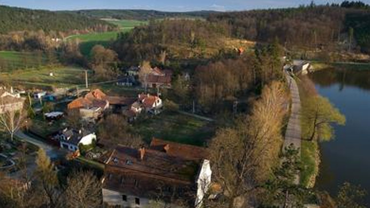 Dokončí cesty pod rybníkem?