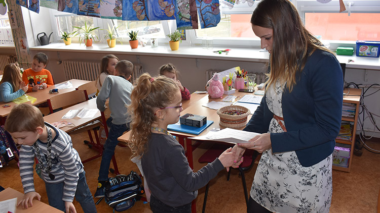 Pololetní vysvědčení si užili jen ti nejmenší školáci