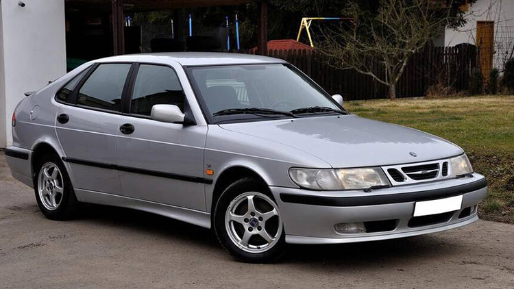 Čtveřice se zfetovala perníkem a ujížděla policistům