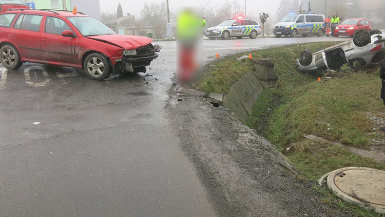 Nezná značky?! Rychle jedoucí auto   v křižovatce přehlédl