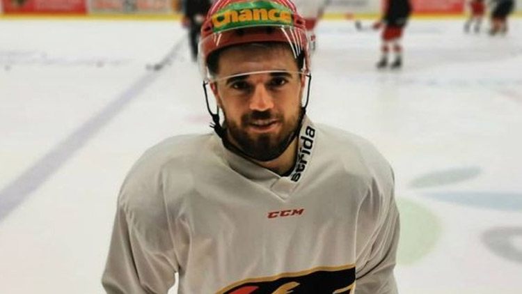 Tak přece jen ještě dvě změny u hokejistů:  skončil Komínek,  na zkoušku  přišel Kellner